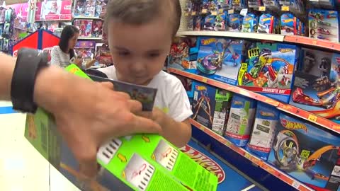 Comprando Hot Wheels na loja