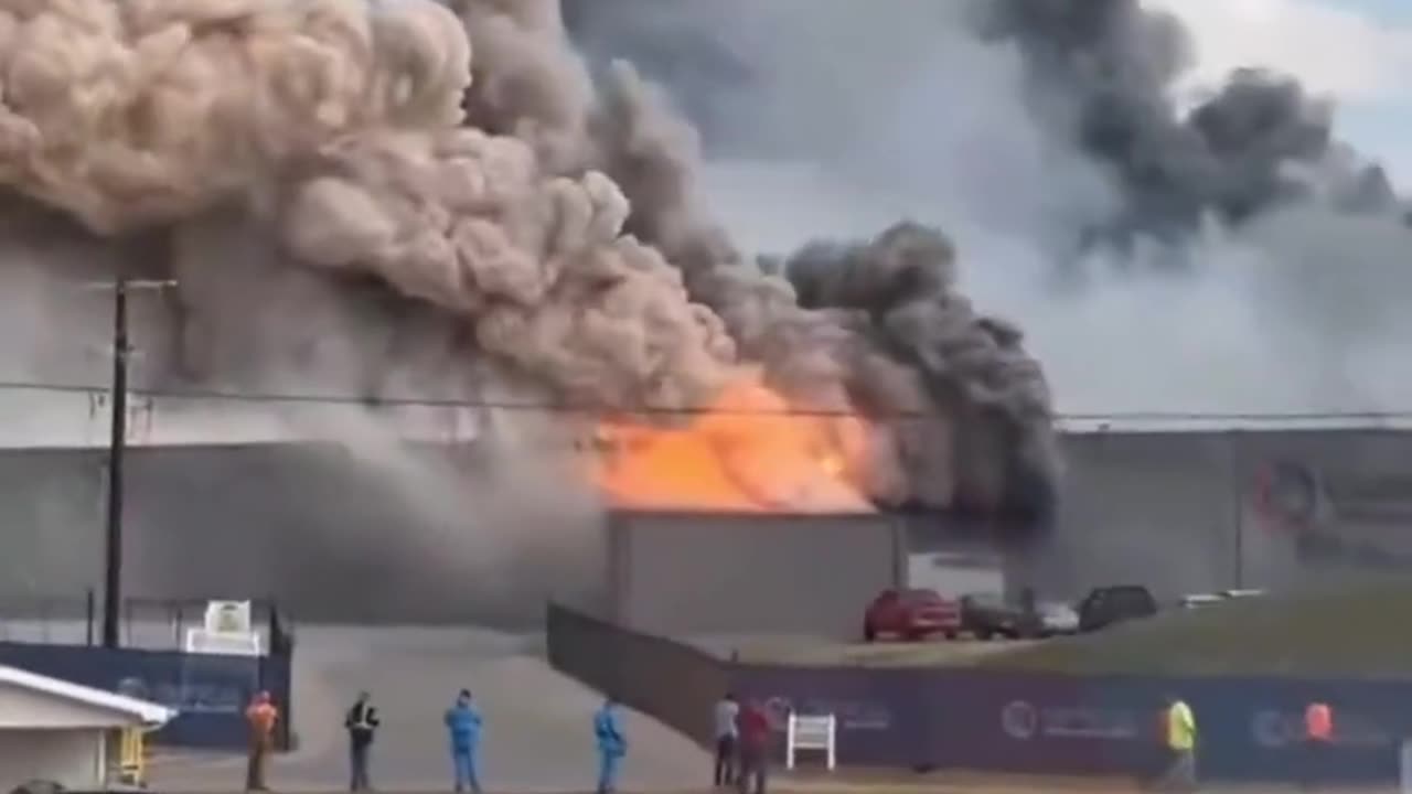 MAJOR FIRE AT A LITHIUM BATTERY RECYCLING PLANT 🔋🔥 IN FREDERICKTOWN, MISSOURI