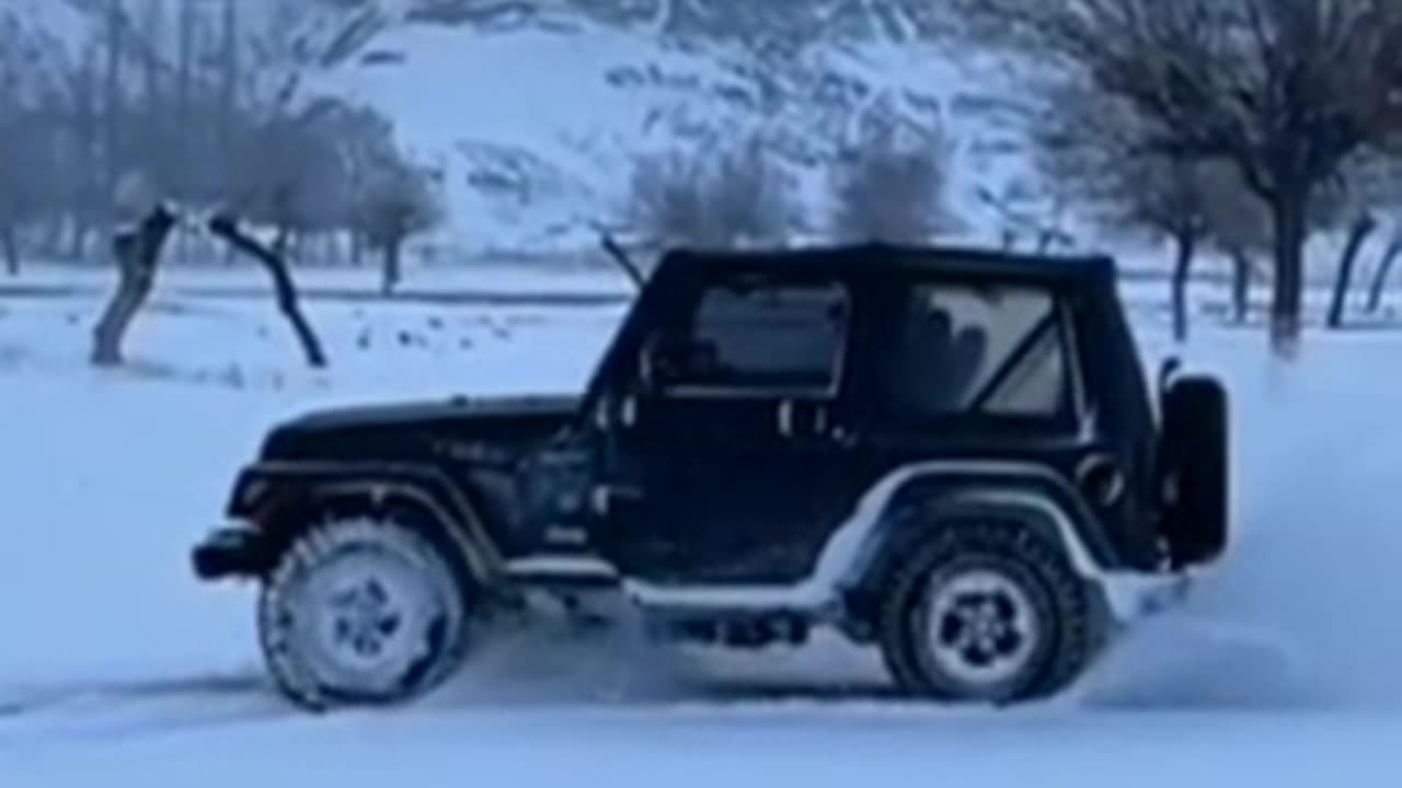 jeep drifting in snow
