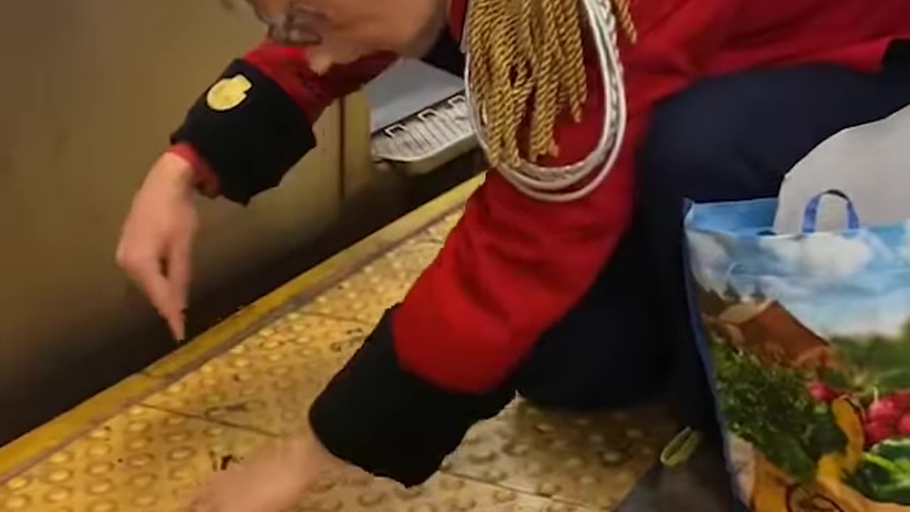 Subway Singer Discovers Hidden Cash