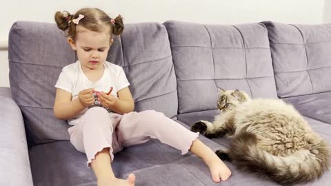 What Does a Baby Girl do When a Cat Wants to Take Sausage From Her