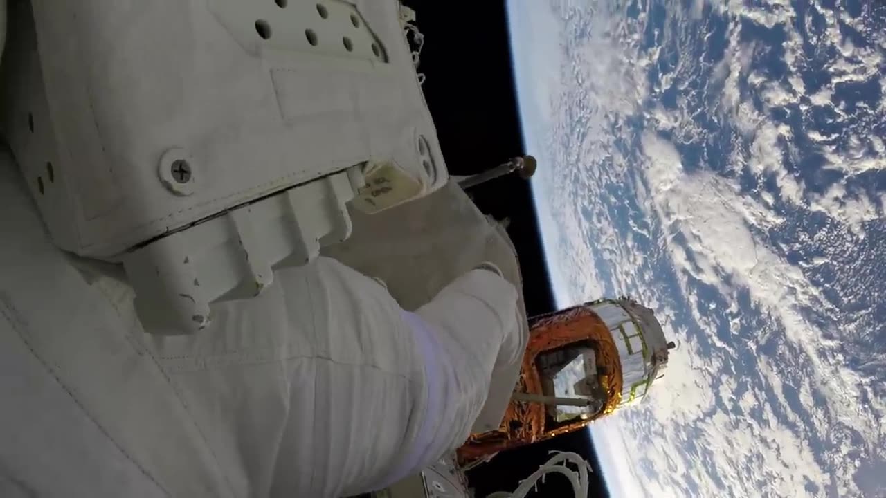 Astronauts working 250 miles high in SPACE (GoPro 4K)