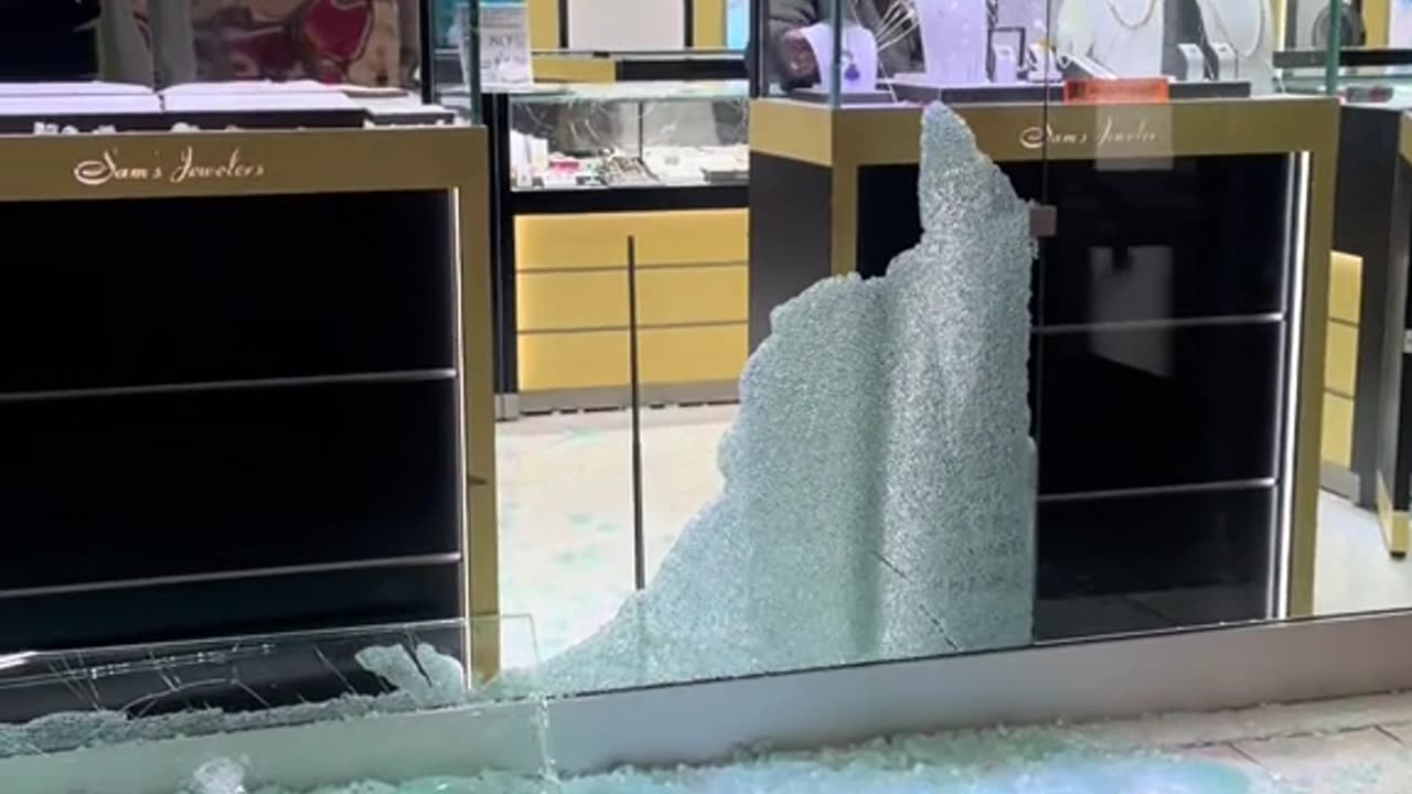 Fairfield, California - smash and grab at Sam’s jewelry store captured on video