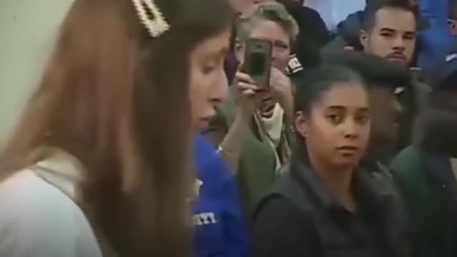 Progre le dice a Alexandria Ocasio Cortez que hay que comer bebés para ayudar a despoblar el planeta