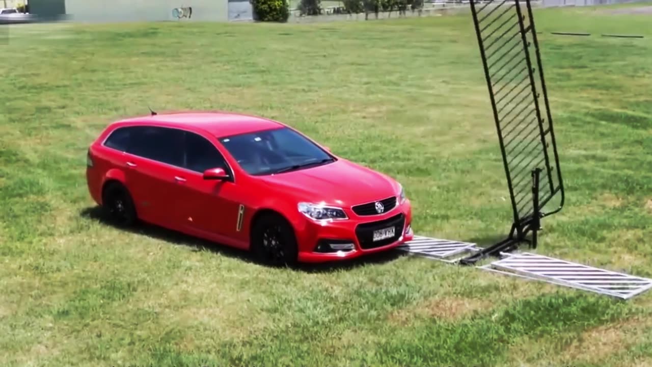 Foreign automatic doors that do not use electricity, the car opens automatically when passing by