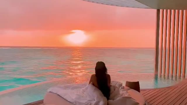 Sunrises in Maldives hit different! 😍🌅