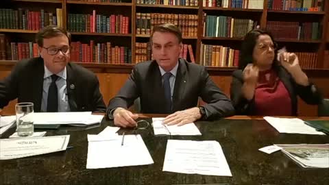 Michelle 'invade' live de Bolsonaro com buquê para comemorar 12 anos de casamento