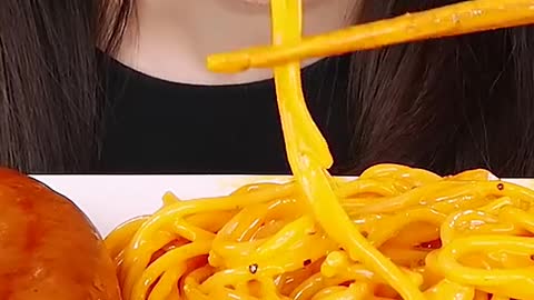 Spicy Carbonara Noodles Sausages #zoeyasmr #zoeymukbang #bigbites #mukbang #asmr #food #먹방 #틱톡푸드 #ca