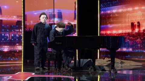 Michael Myers plays piano, stuns audience on American's Got Talent 😱