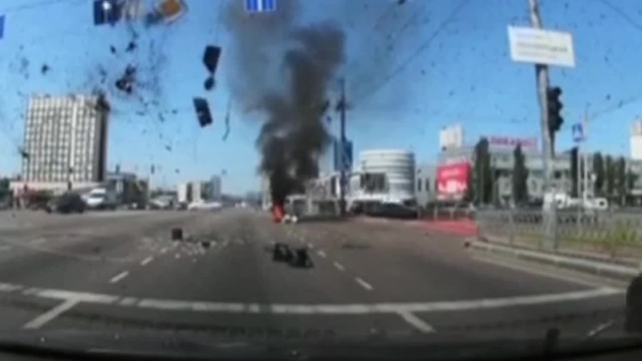 OMG!! SHOCK!! The fall of a russian rocket during the movement of cars in the city