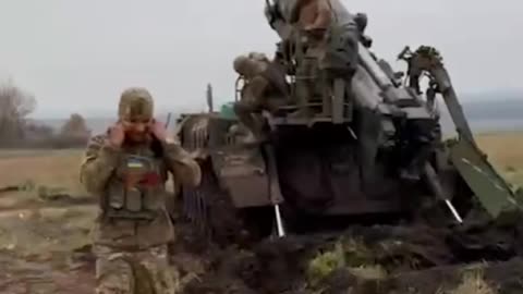 Ukrainians Firing Giant Soviet Artillery Gun