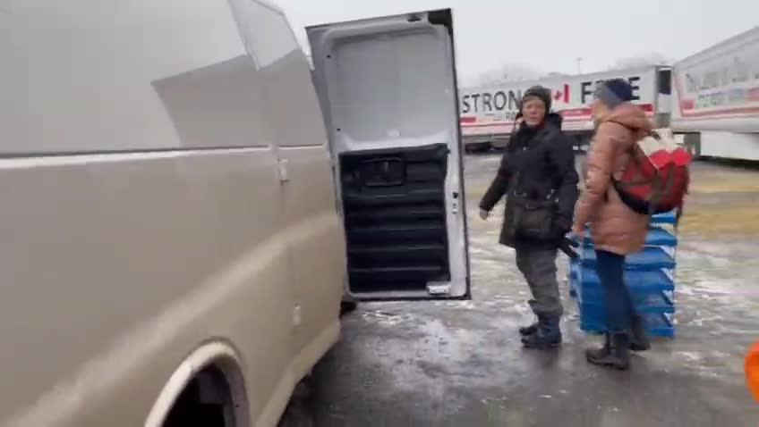 Brave Polish Women Bring Food To The Truckers