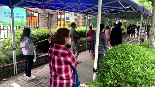 Supermarkets busy as Shanghai eases long lockdown