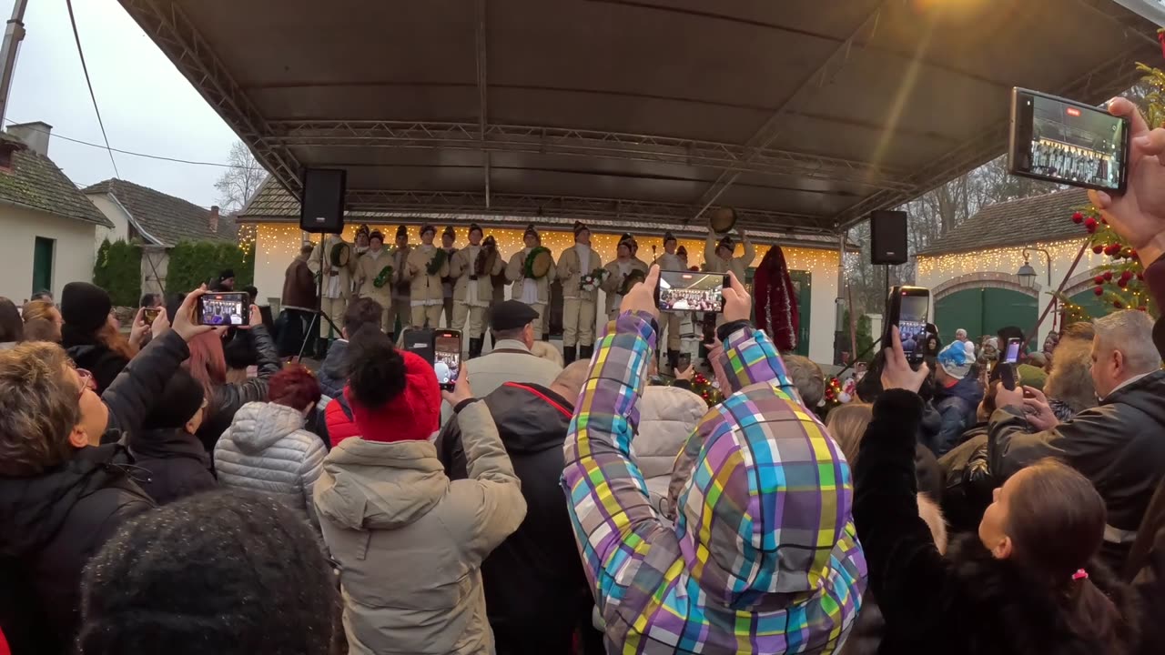 Los villancicos suben al escenario en el mercado navideño organizado por la familia real rumana