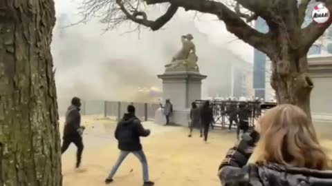 La policía ataca a manifestantes en Bruselas, Bélgica