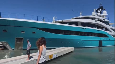 Motor Yacht Crashes Into Sint Maarten Yacht Club’s Dock