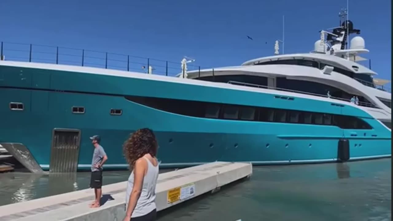 Motor Yacht Crashes Into Sint Maarten Yacht Club’s Dock