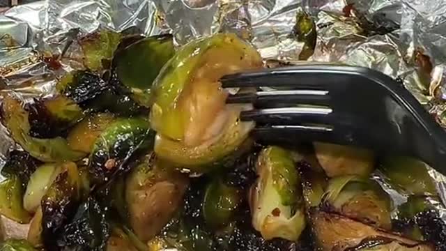 Brussels sprouts in the air fryer #iriseats #airfriedrecipe #marinated #veggies #eatwithme