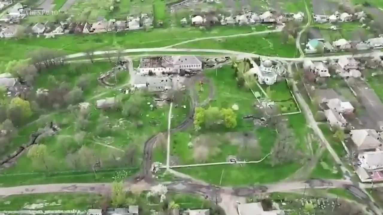 Vídeo mostra drone ucraniano lançando bomba sobre soldados russos | CENAS DA GUERRA