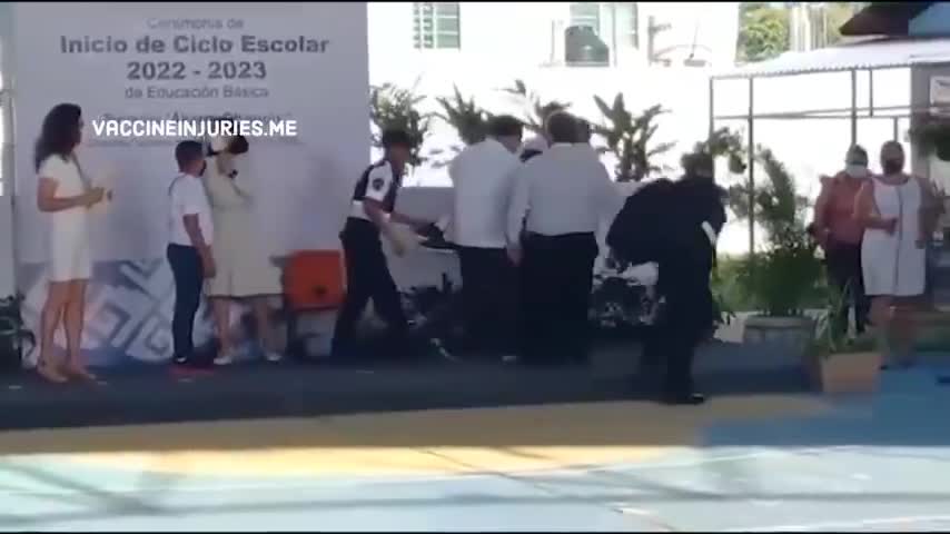 [Vaxxed = Soon Dead] Mexico 2 very young girls collapse within a minute of each other