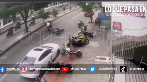 VIDEO: Joven terminó con múltiples golpes cuando intentaron tumbarla de la moto para robársela.