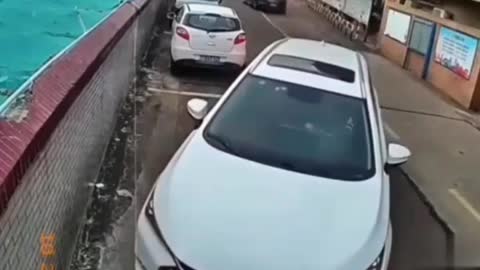 OMG 😱😱 watch this car driver