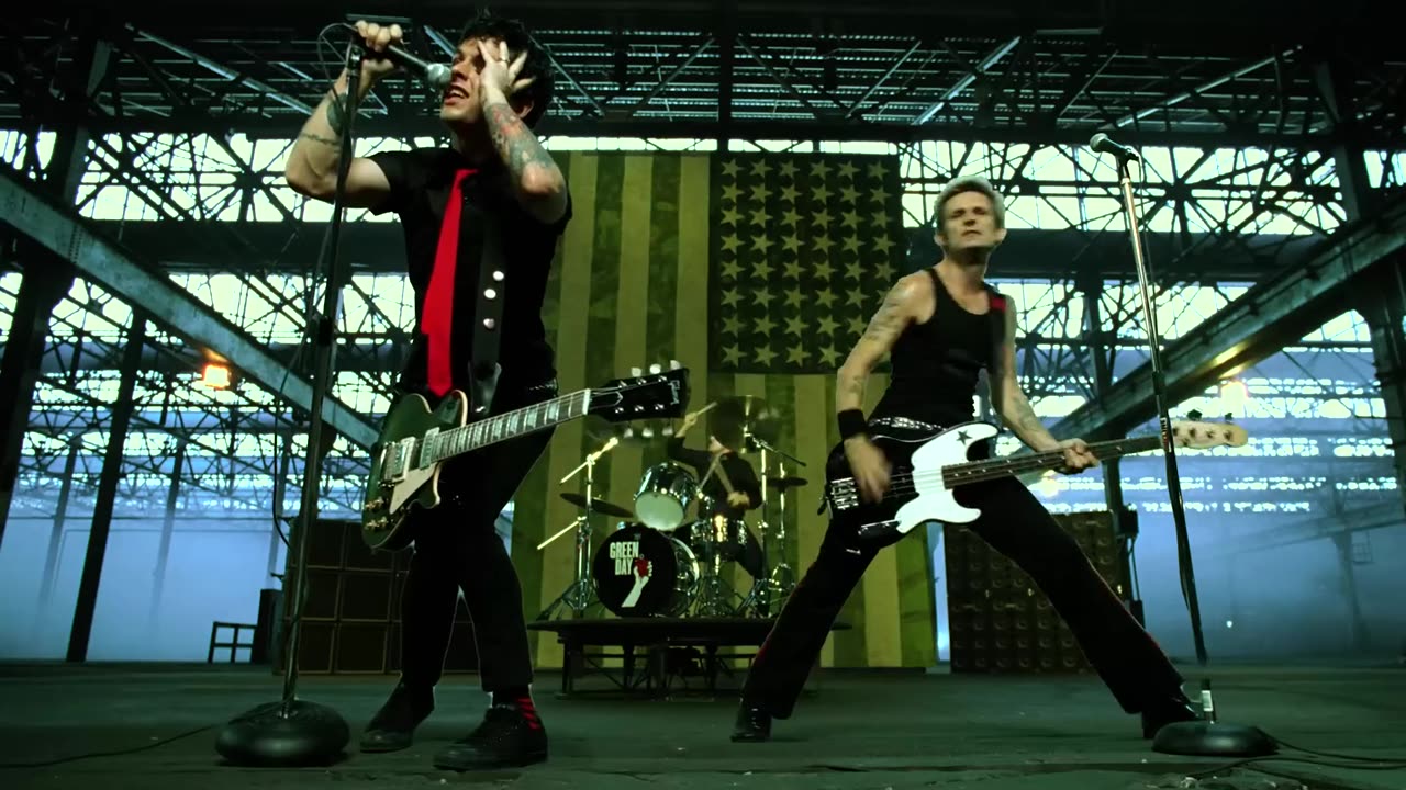 Green Day - American Idiot [Official Music Video]