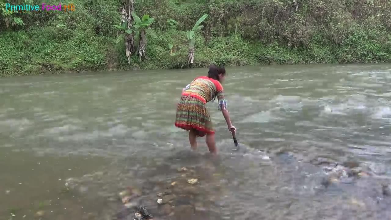 Vida primitiva na floresta Habilidades de sobrevivĂȘncia Pesca manual de peixes