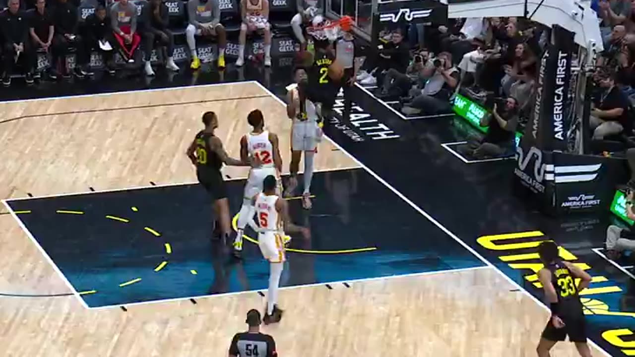 Sexton Takes Flight! Clutch Reverse Slam Extends Jazz Lead in 4th (vs. Hawks)