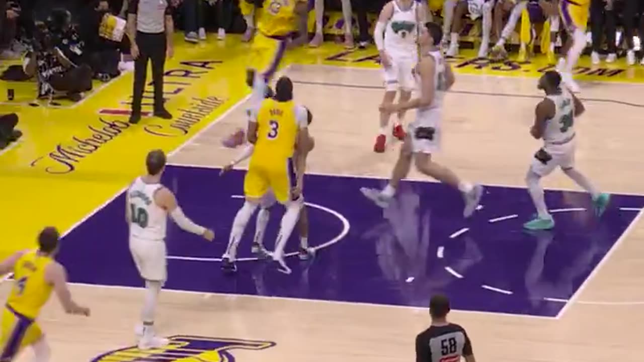 Los Angeles Lakers - Throw it down Bron