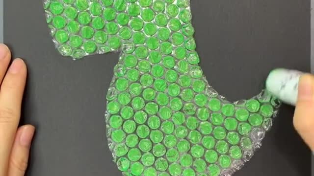 Let's make a cute little dinosaur out of bubble wrap.