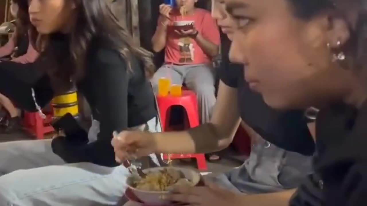 Walaupun udah jadi artis papan atas tetap makan pinggir jalan #shorts #shortvideo