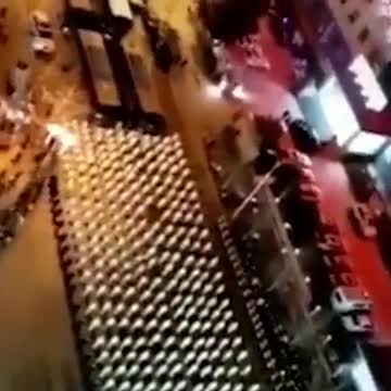 ‏مئات الأشخاص يصطفون بملابس وقائية كاملة في مدينة صينية بسبب اشتباه تفشي ‎#أميكرون