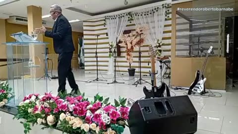 Quando o Soberano de todo universo se ajoelha para lavar os pés dos seus discípulos