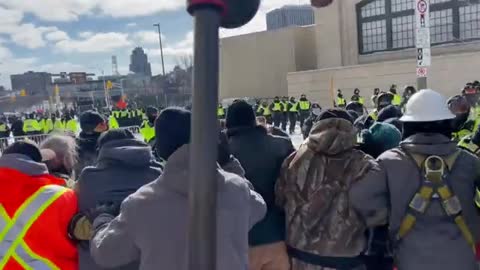 Police pushing back on peaceful protestors