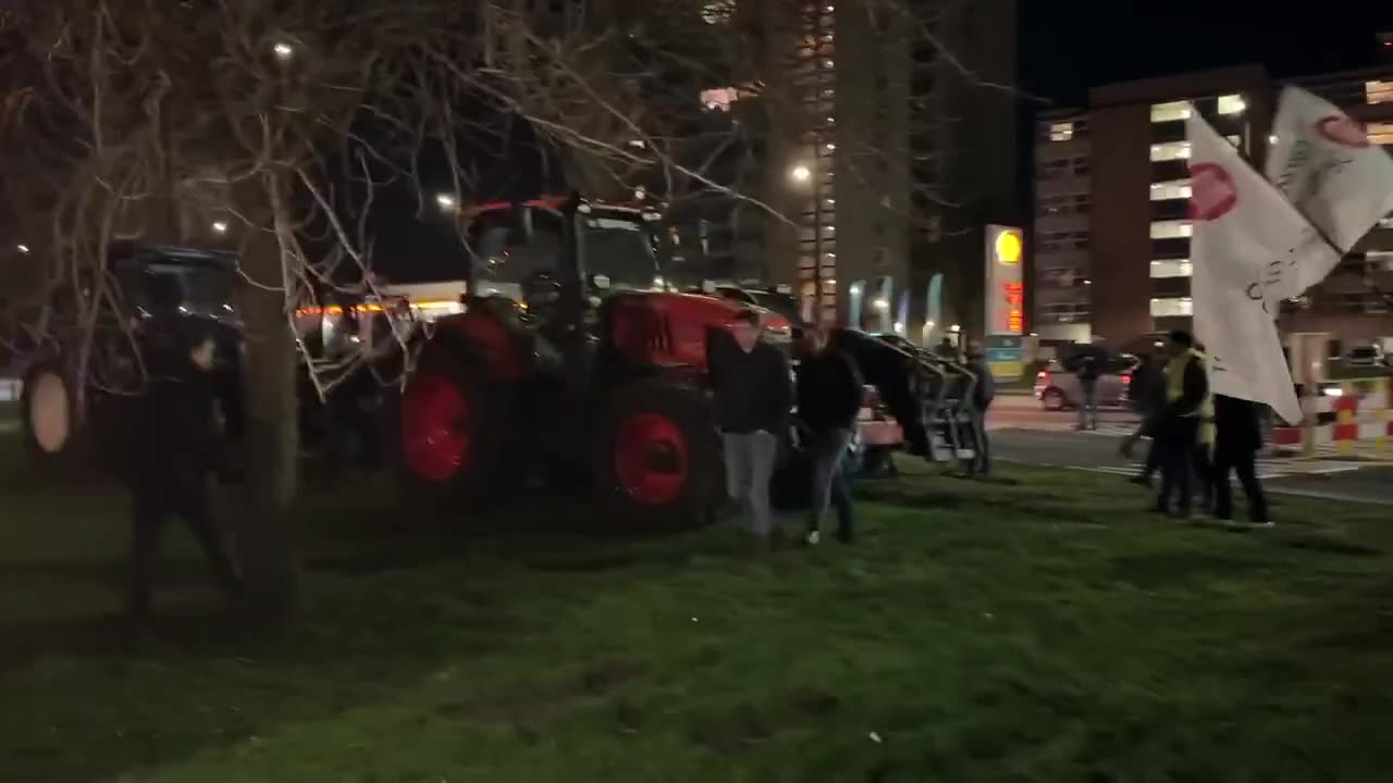 Dutch farmers arriving at the provincial government building in Den Bosch