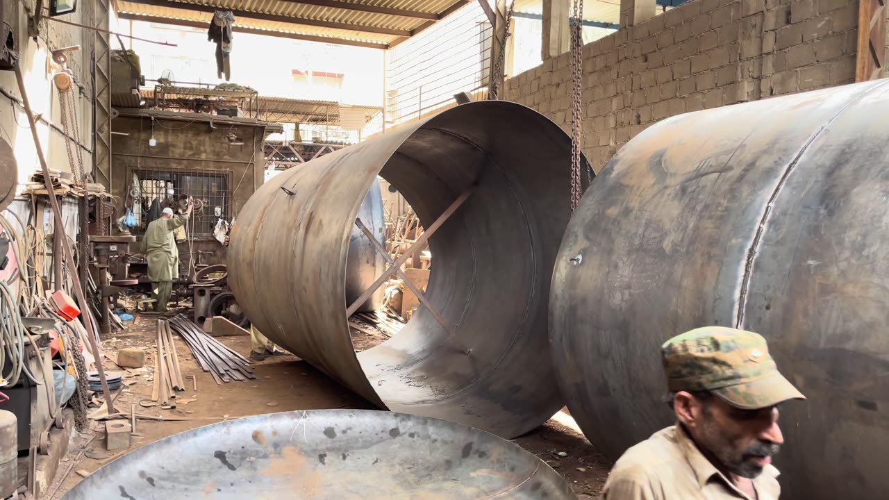 How to make 30000 Liters Fuel Tanker Truck -- How Fabricators make Fuel Tanker with Sheets of Iron