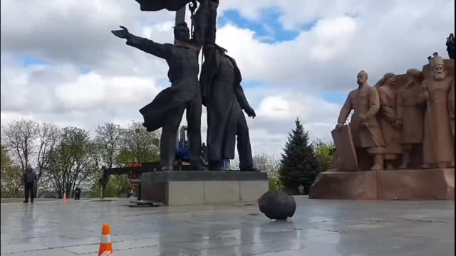Отклеилась голова у памятника дружбы народов!