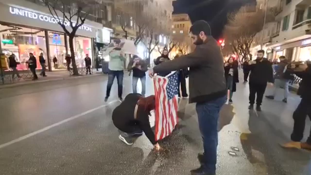 Greece Civilians Burning The 🇺🇸 Flag In Protest Of Blinken's Upcoming Visit To Greece