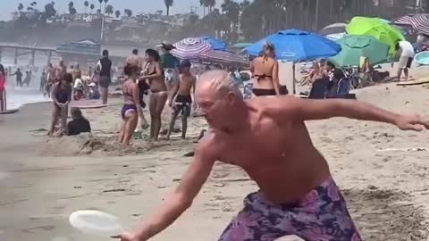 Grandpa does IMPOSSIBLE tricks with a Frisbee.. 🤯