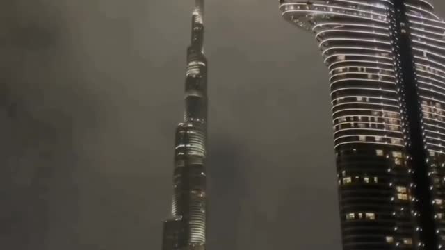 ☁️ Burj khalifa over the clouds, welcome to Dubai 🇦🇪 Thanks to the video credit 😊