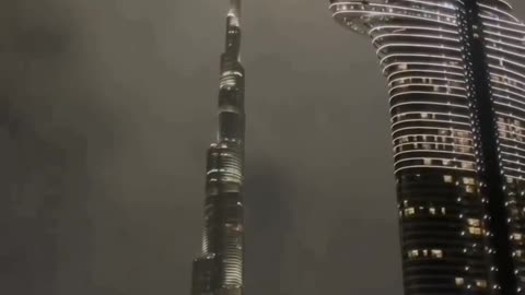 ☁️ Burj khalifa over the clouds, welcome to Dubai 🇦🇪 Thanks to the video credit 😊