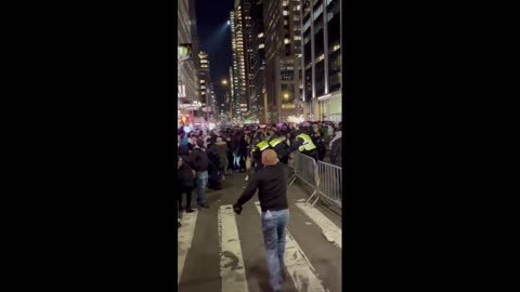 🚨BREAKING: Violent pro-Palestine protesters fought police in Manhattan