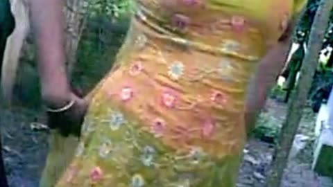 Desi indian girls outside bathing viral video