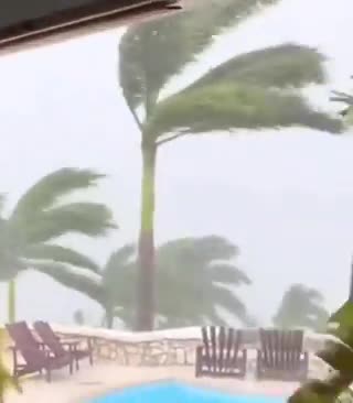 Footage capturing the impact of Hurricane #Beryl as it makes landfall in Jamaica