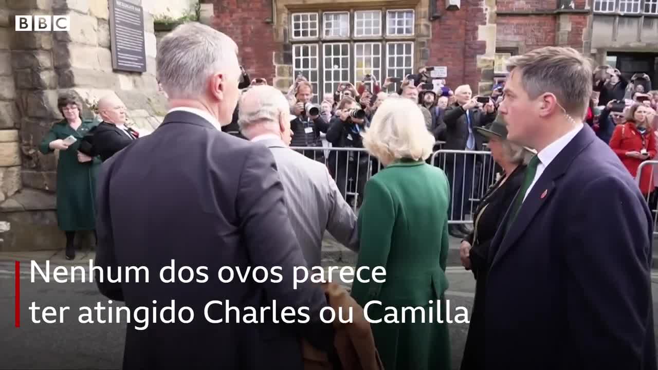 Manifestante atira ovos contra rei Charles