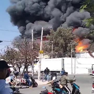 🚨BREAKING: Massive fire reported at a recycling plant in Xalostoc, Ecatepec de Morelos, Mexico