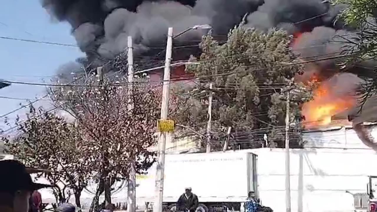 🚨BREAKING: Massive fire reported at a recycling plant in Xalostoc, Ecatepec de Morelos, Mexico