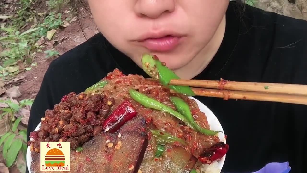 Flaming bacon vermicelli, white cut meat and loofah scrambled eggs, ready to eat