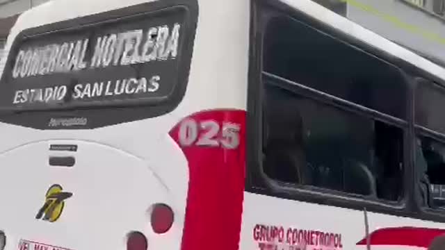 A machete se enfrentan conductores en la calle